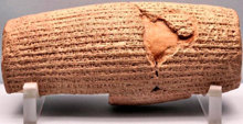 Dekretene som Cyrus lagde om menneskerettighetene ble innskrevet i akkadisk språk på en sylinder av bakt leire.